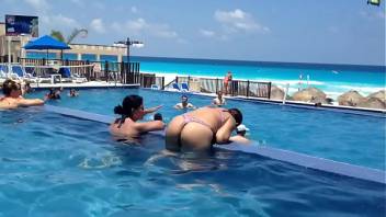 Tremendous Nalgotas come out of the pool